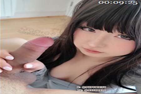 推特极品阿黑颜母狗「Pupu噗噗」今天家里只有我和哥哥 大早上溜到他房间里去整他这老登好像还晨勃 看我用小脸给他撸射