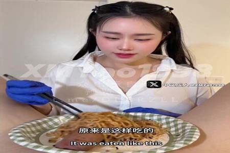 推特性爱大师95后绿帽情侣美腿女王「汐梦瑶」《鸡巴精液火鸡面》双倍辣火鸡面拌鸡巴 把酱料裹在龟头上 蘸着精液一起吃掉